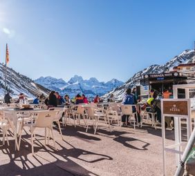 Dónde comer en Astún. Terraza de Midi